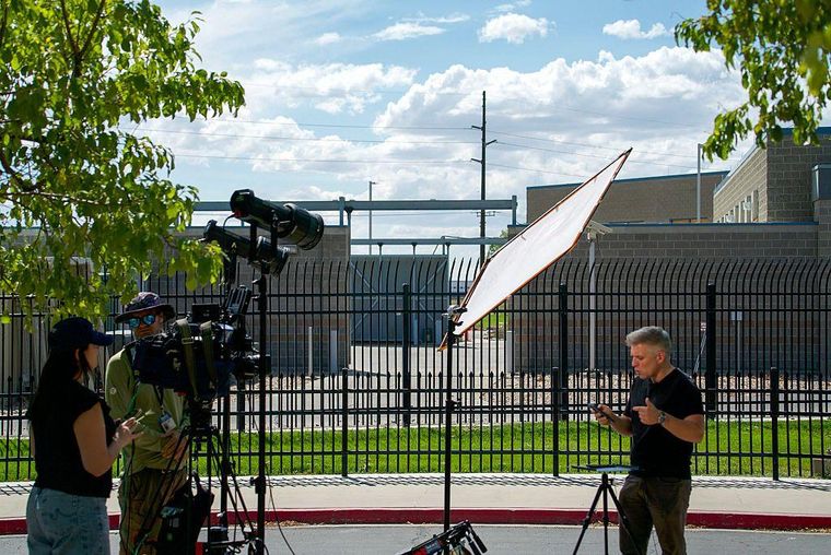 Las inmediaciones de la cárcel donde permanece bajo custodia Robinson está rodeada de periodistas.