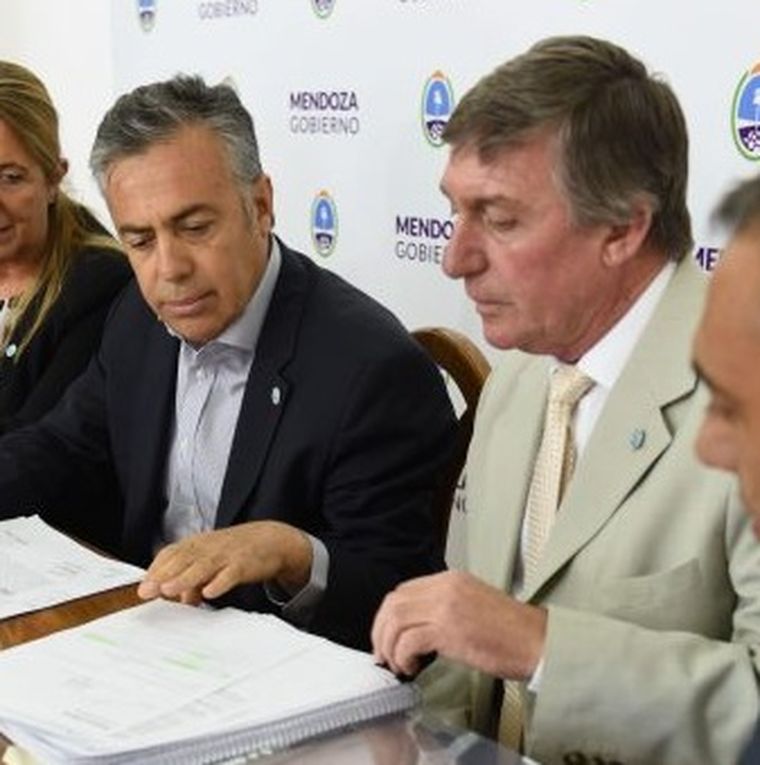 El gobernador Alfredo Cornejo y el asesor de Gobierno, Ricardo Canet. El gobernador Alfredo Cornejo y el asesor de Gobierno, Ricardo Canet.