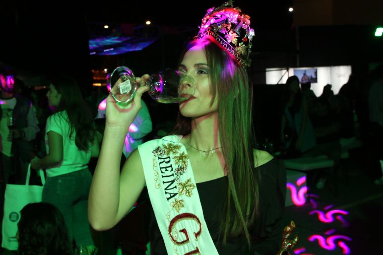 Julieta Lonigro en la pisada de la uva del Mendoza Plaza Shopping. Julieta Lonigro en la pisada de la uva del Mendoza Plaza Shopping.