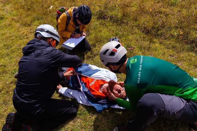 Una descarga eléctrica o el contacto con alguna superficie o químico caliente pueden causar quemaduras. Una descarga eléctrica o el contacto con alguna superficie o químico caliente pueden causar quemaduras.