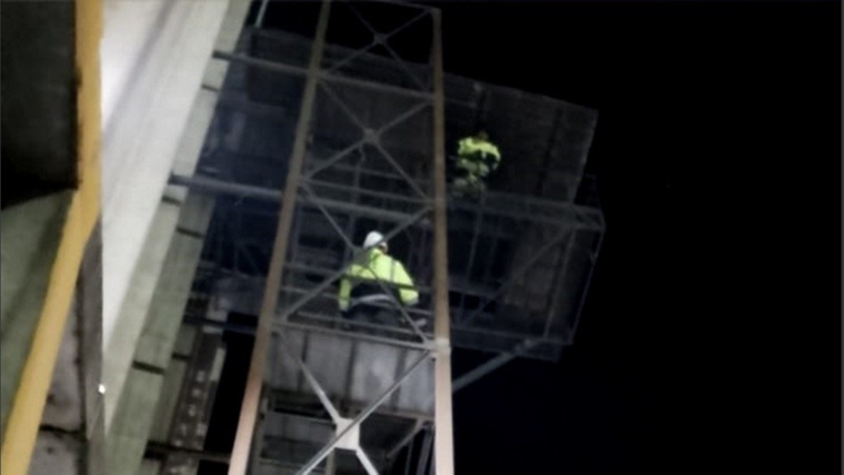 El trabajador portuario amenazó con tirarse después trabajar por 25 años para la misma empresa