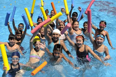 MDZol | En el Club Deportivo Argentino, este grupo de chicos levanta cada uno su flotador para darle un colorido de verano a la foto. Foto: Agustín Mauricio/Mediamza.com