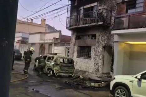 La explosión de dos autos provocó un incendio en una vivienda y hay siete heridos Foto: NA