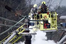 Los bomberos tratando de contener el incendio el viernes por la mañana. Foto: BBC