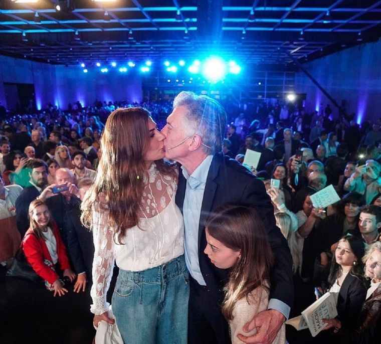 Juliana Awada y su esposo, Mauricio Macri, en la presentación de su nuevo libro. Foto: Instagram.