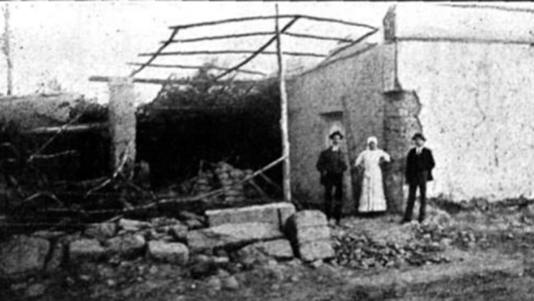 Los hermanos Leonelli junto a su madre en la vivienda ubicada en Salta y Urquiza de Ciudad de Mendoza. Los hermanos Leonelli junto a su madre en la vivienda ubicada en Salta y Urquiza de Ciudad de Mendoza.
