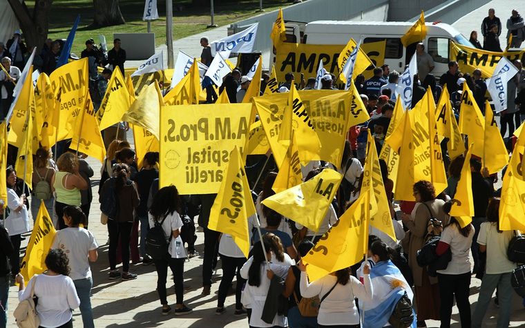 Protesta de Ampros. Foto: Rodrigo D'Angelo / MDZ Protesta de Ampros. Foto: Rodrigo D'Angelo / MDZ