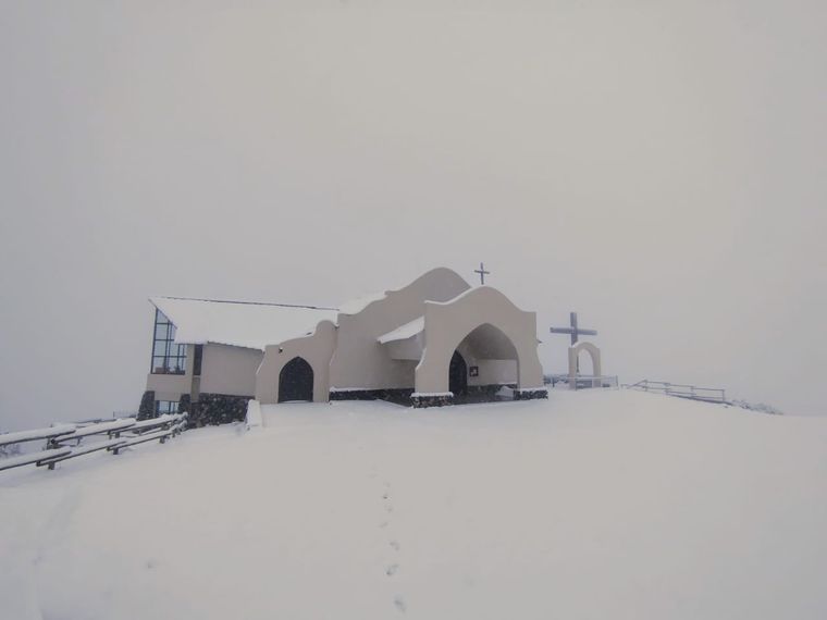 Así lucía, el domingo 31 de agosto, la iglesia San José de la Montaña en medio del temporal de nieve que azotó la zona. Así lucía, el domingo 31 de agosto, la iglesia San José de la Montaña en medio del temporal de nieve que azotó la zona.