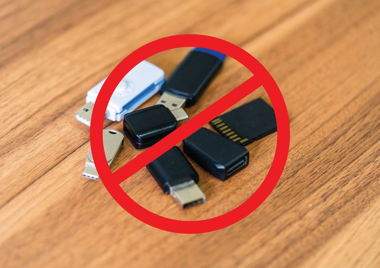 La nube domina por acceso y sincronización; la USB queda para booteo, firmware y urgencias sin internet. La nube domina por acceso y sincronización; la USB queda para booteo, firmware y urgencias sin internet.
