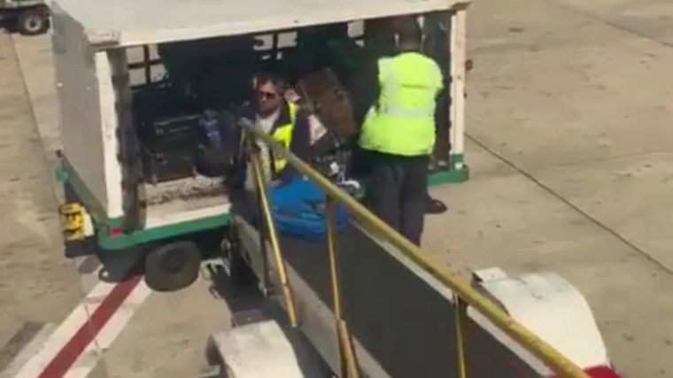 El Ministerio de Transporte de la nación informó que ambos maleteros fueron despedidos tras la viralización del video donde se los ve demorando el despacho del equipaje. Foto: Captura de video