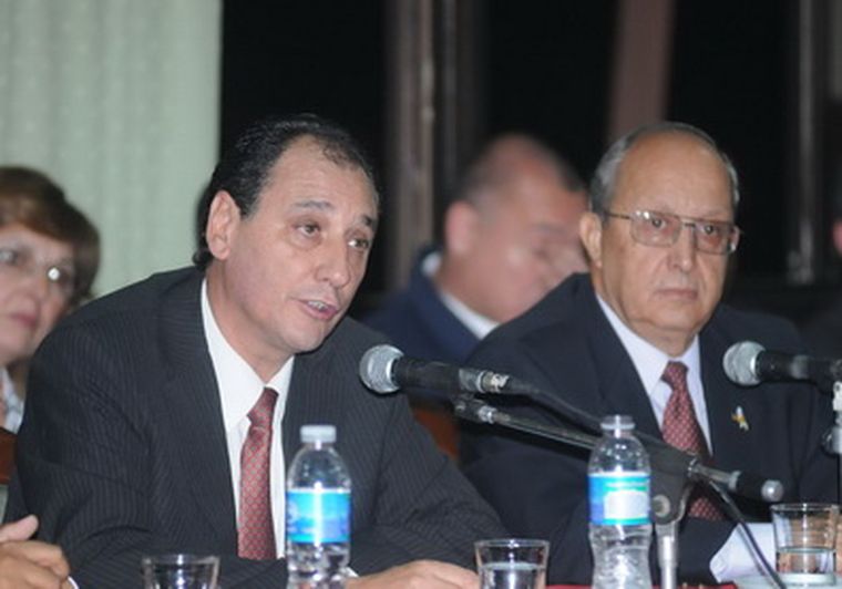 Del Río, junto a Enrique León, iniciando el trabajo del cuerpo deliberativo.