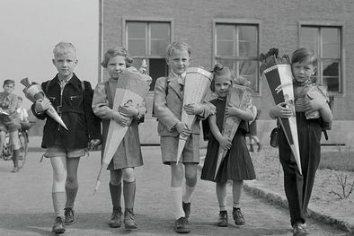 MDZol | Después de que Alemania se dividió, las familias continuaron la tradición del cono escolar, como estos niños en el sector americano de Berlín en 1952. Foto: GETTY IMAGES
