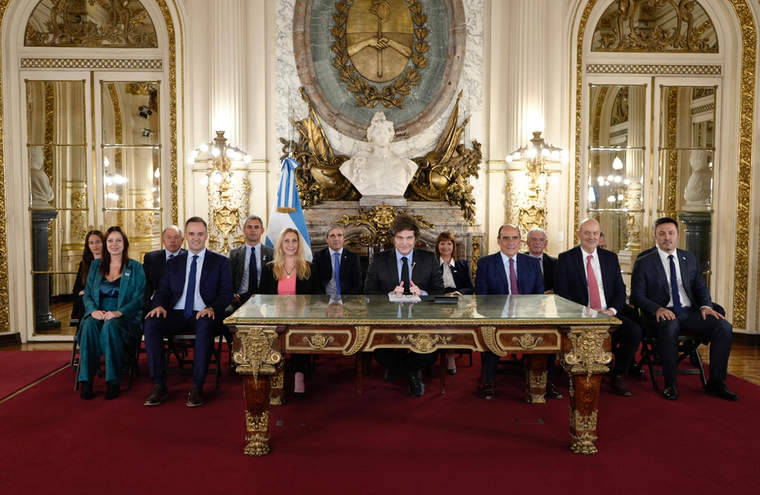 Javier Milei junto a su gabinete en Casa Rosada. Foto: Oficina del Presidente