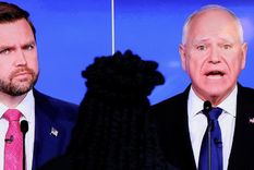 Los candidatos a la vicepresidencia de Estados Unidos, el gobernador de Minnesota, el demócrata Tim Walz (izquierda), y el senador republicano por el estado de Ohio, J.D. Vance (derecha), llevan semanas lanzándose dardos. Foto: REUTERS