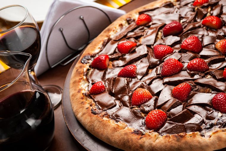 En muchas pizzerías argentinas, la receta de pizza dulce de chocolate y frutillas se sirve con helado o crema chantilly… ¡una bomba!. En muchas pizzerías argentinas, la receta de pizza dulce de chocolate y frutillas se sirve con helado o crema chantilly… ¡una bomba!.