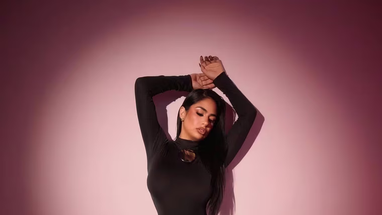 Daniela Celis usó un look con transparencias para afirmar su nueva etapa.