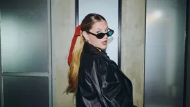Mirá el look de Stephanie Demner. Mirá el look de Stephanie Demner.