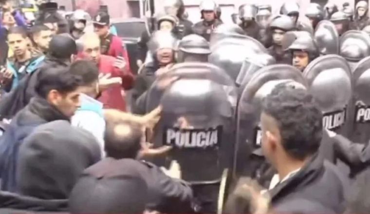 Tensión entre la policía porteña y trabajadores de la UTA. Foto: NA