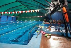 Personal de Bomberos Zarpadores debieron romper la pared de la pileta para poder socorrer a la niña de 5 años Foto: Facebook Club Teléfonos de Rosario