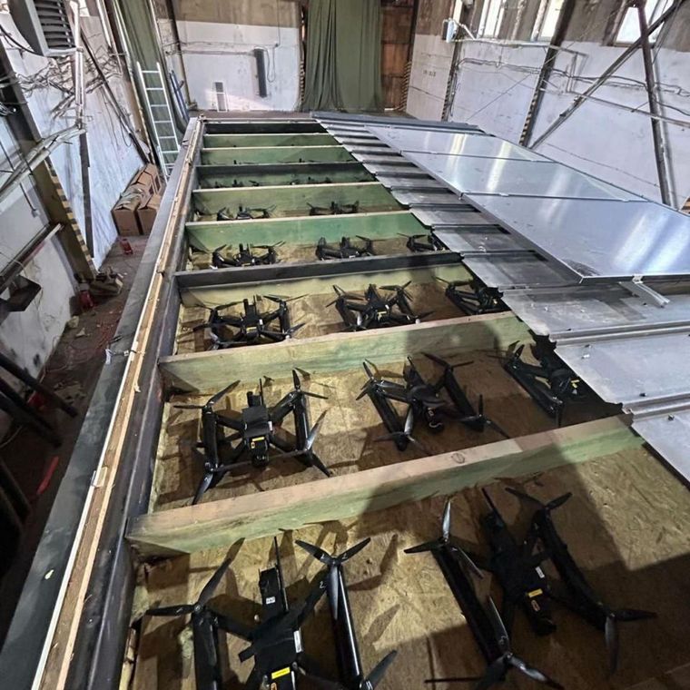 Los drones estaban cuidadosamente guardados en cabinas de madera ocultas dentro de los camiones, según los servicios de seguridad ucranianos.