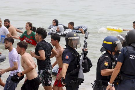 espana movilizo al ejercito en ceuta para reforzar el control fronterizo ante la masiva llegada de migrantes espana movilizo al ejercito en ceuta para reforzar el control fronterizo ante la masiva llegada de migrantes