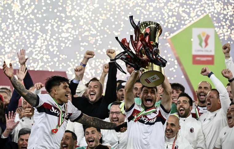 Santiago Castro con la medalla de campeón de la Copa Italia con el Bologna, donde también juega el ex Gimnasia Benjamín Domínguez. Foto: EFE