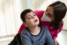 La pandemia del COVID-19 impactó en el bienestar emocional y social de niños y adolescentes con parálisis cerebral. Foto: Shutterstock