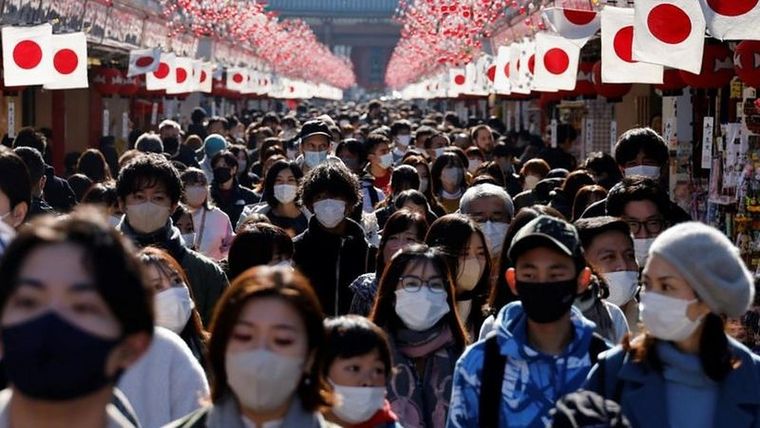 Japón aún conserva los requisitos de utilizar cubrebocas Foto: Reuters
