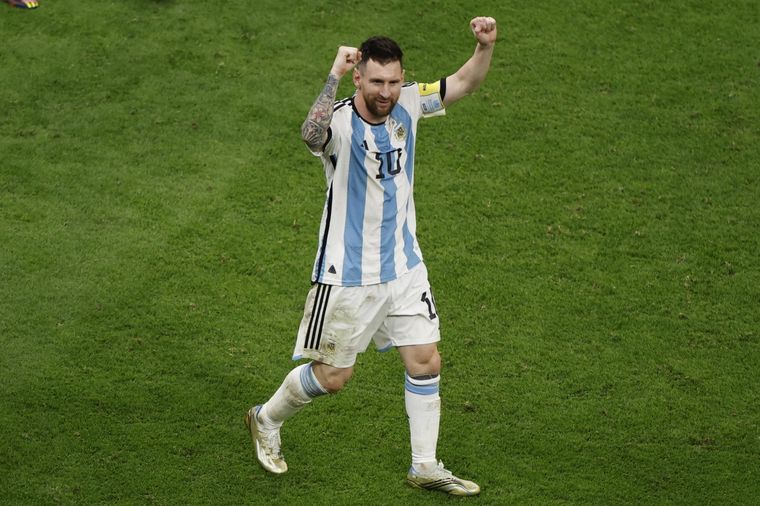 Messi festeja la sufrida victoria argentina. Foto: EFE