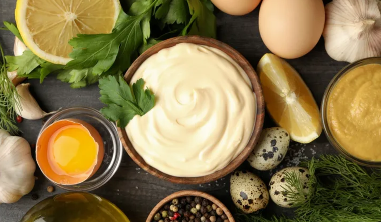 En verano, la mayonesa keto se conserva mejor bien fría y recién hecha. En verano, la mayonesa keto se conserva mejor bien fría y recién hecha.