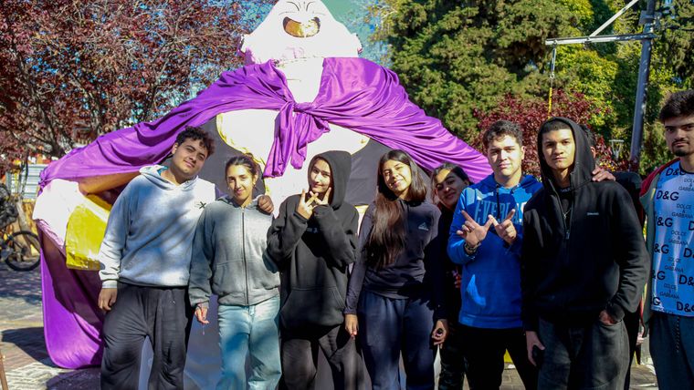 Algunos de los tantos muñecos presentes en la plaza departamental. Algunos de los tantos muñecos presentes en la plaza departamental.