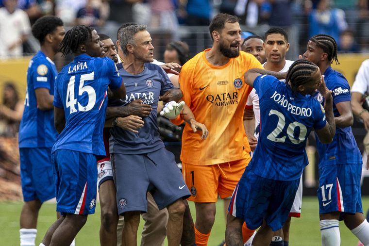 El momento de la repudiable agresión de Luis Enrique a Joao Pedro tras la final del Mundial de Clubes.