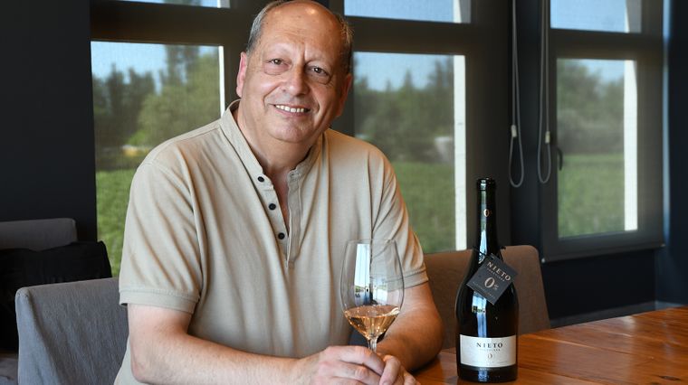Roberto González, enólogo de Nieto Senetiner, responsable del primer vino espumante sin alcohol de la bodega.