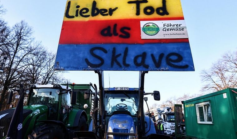 Mejor muerto que esclavo, dice este cartel de la protesta alemana. Foto: Efe.