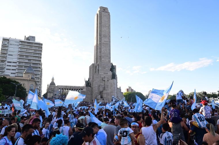 Festejos al pie del Monumento a la Bandera en Rosario. Foto: Télam