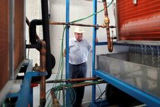 Enrique Veiga y su invento para fabricar agua potable y segura. Foto: Reuters