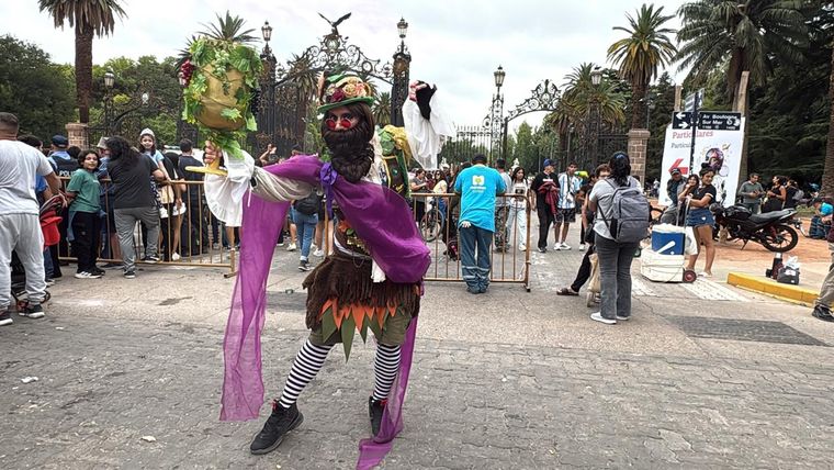 El duende de la vendimia de MDZ sorprendió al público con regalos. El duende de la vendimia de MDZ sorprendió al público con regalos.