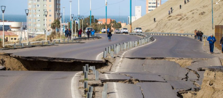 La grieta en la ruta 3 mantiene aislada a la ciudad de Comodoro Rivadavia. Foto: Télam