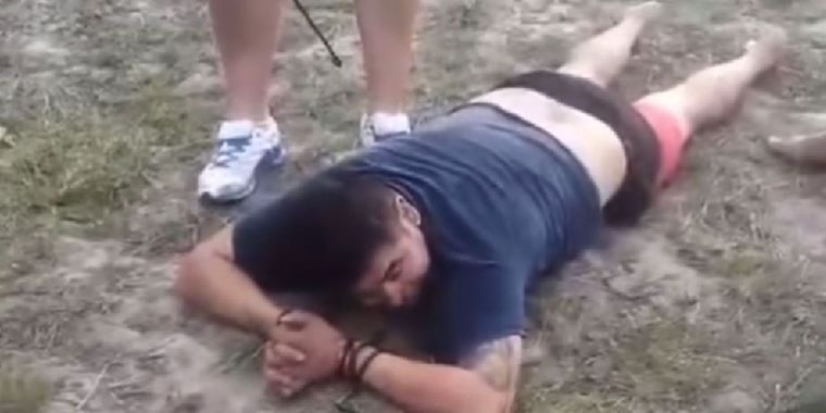 “Te voy a dar caramelos”, vecinos capturaron a un hombre que quiso secuestrar a una nena de 7 años Foto: Captura del video.