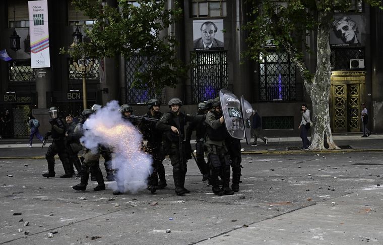 Represión por parte del operativo policial planificado por la ministra de Seguridad, Patricia Bullrich. Foto: Noticias Argentinas