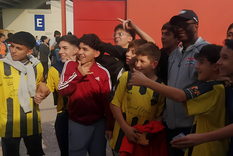 Los chicos de la institución vivieron un día inolvidable y hasta se sacaron fotos con hinchas de Gambia y Corea del Sur Foto: @ clubeugeniobustos / Instagram