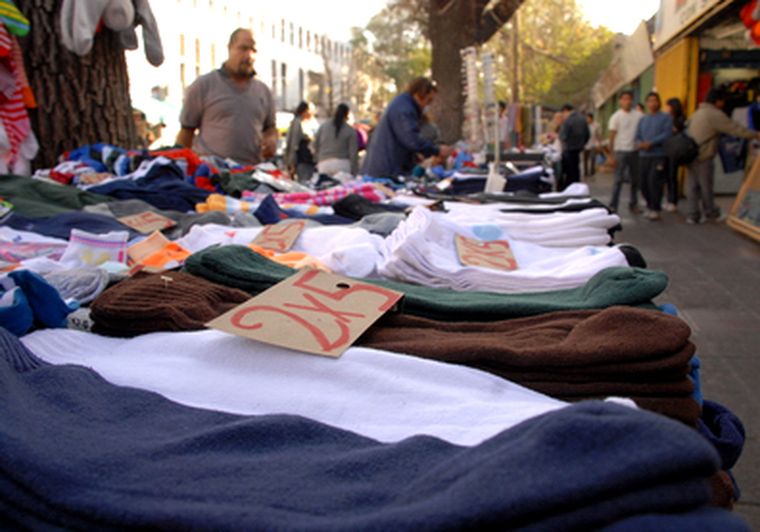Los puestos venden, en su mayoría, ropa y CD Foto: Nacho Gaffuri / archivo