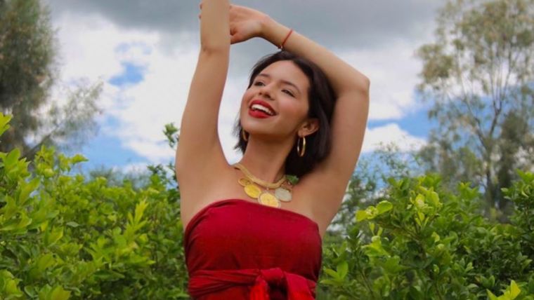 Ángela Aguilar sabe que la pieza clave y atemporal de moda cada temporada son los jeans. Foto: Telemundo