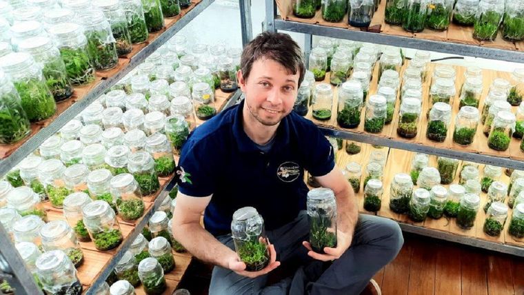 Leandro en su búnker donde cultiva orquídeas Foto: Red de Medios Misiones
