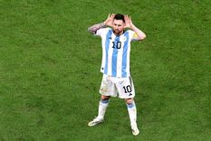 Messi le tiró el Topo Gigio de Riquelme a Louis Van Gaal. Foto: EFE
