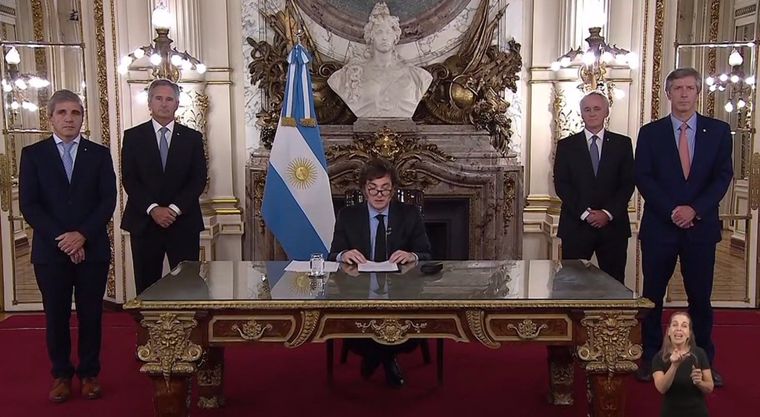 Javier Milei el pasado lunes junto a su equipo económico anunciando el superávit fiscal Foto: X @JMileiElecto