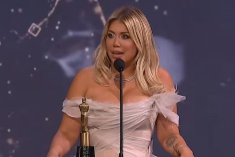 Wanda Nara alzó su primer Martín Fierro como Mejor Conductora por su labor en el prime time televisivo. / Captura de pantalla Telefe Wanda Nara alzó su primer Martín Fierro como Mejor Conductora por su labor en el prime time televisivo. / Captura de pantalla Telefe