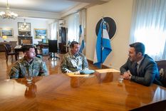 Luis Petri junto al granadero Gerardo Estigarribia y al jefe del Regimiento, Matías Mones Ruiz Foto: Luis Petri - X