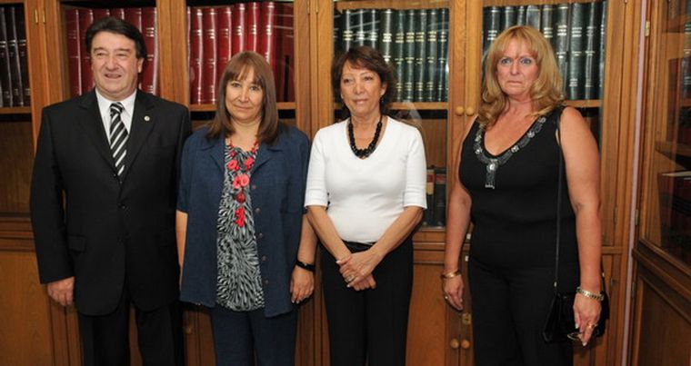 Miguel Navarro, presidente del Consejo, junto a las tres mujeres homenajeadas: Esther Trozzo, Liliana Vietti y Virginia Sorbi. Foto: Nacho Gaffuri / MDZ