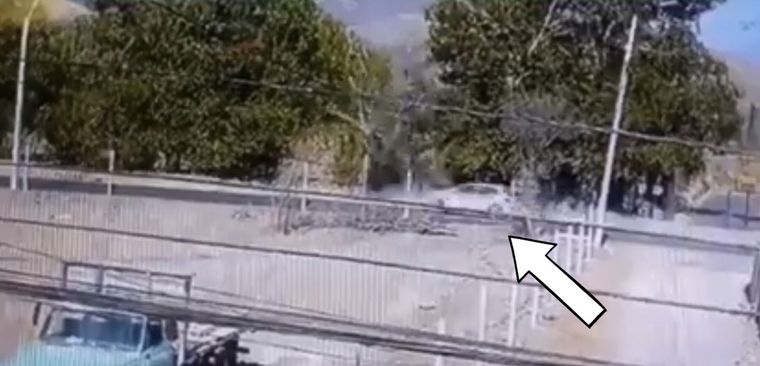 El auto, a punto de sufrir el siniestro. Mirá el video.